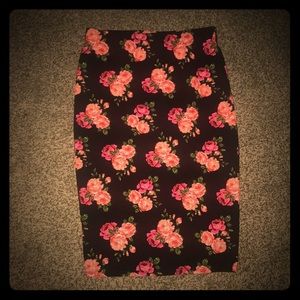 4 for $20 💥 Rose print Pencil skirt size L